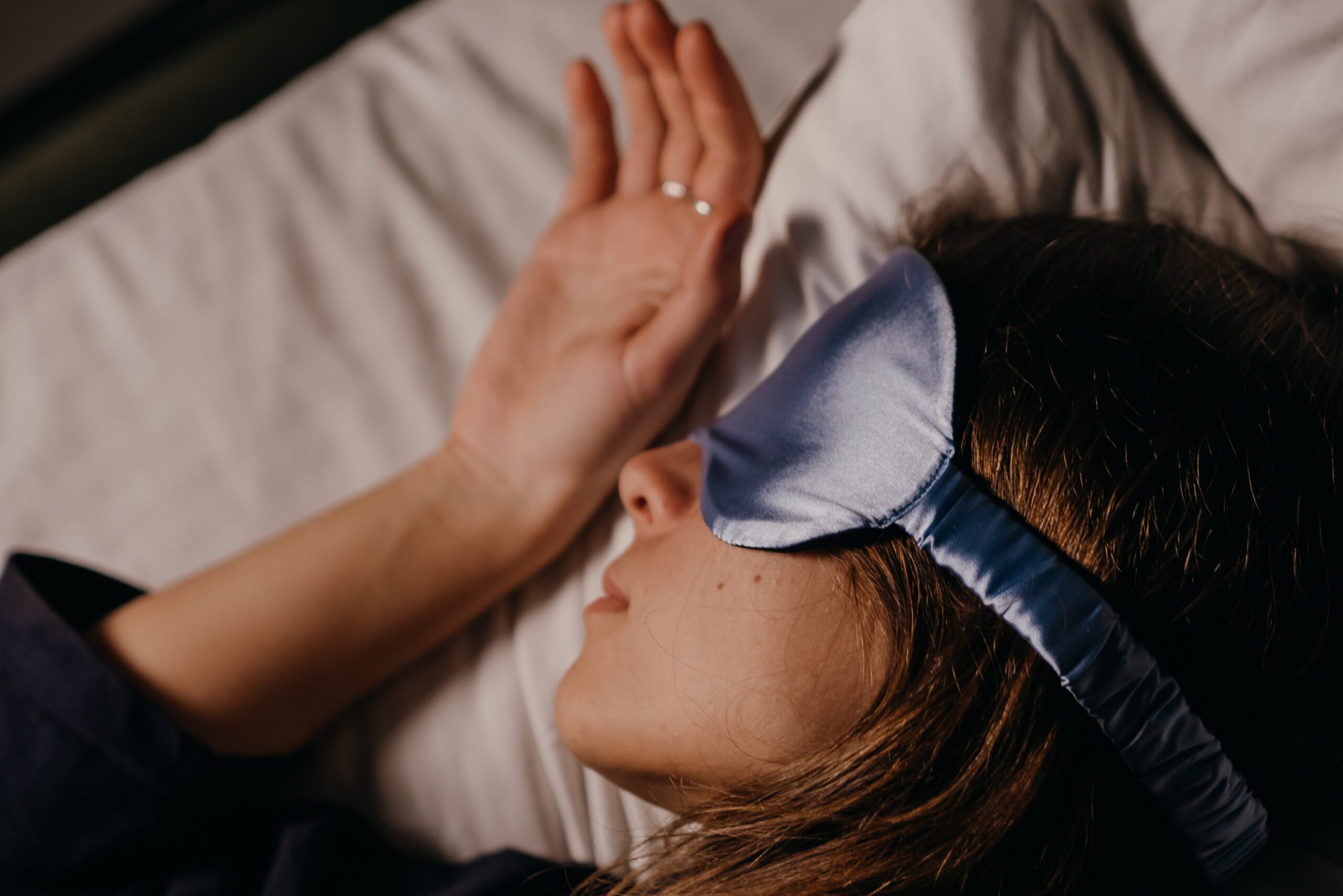 woman slepping in weighted sleep mask